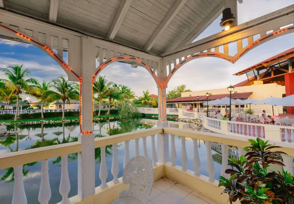 Erstaunliche einladende Aussicht auf das Resort-Gelände von innen Pavillon im tropischen Garten bei Sonnenuntergang — Stockfoto