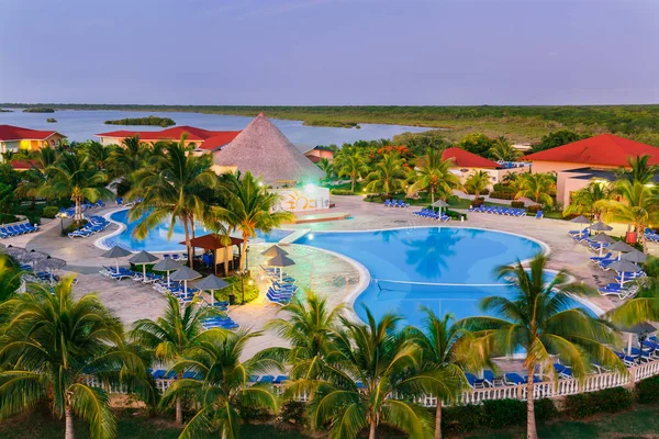 Hermosa vista de los terrenos del complejo Memories Carib, edificios y jardín tropical en la madrugada del amanecer — Foto de Stock