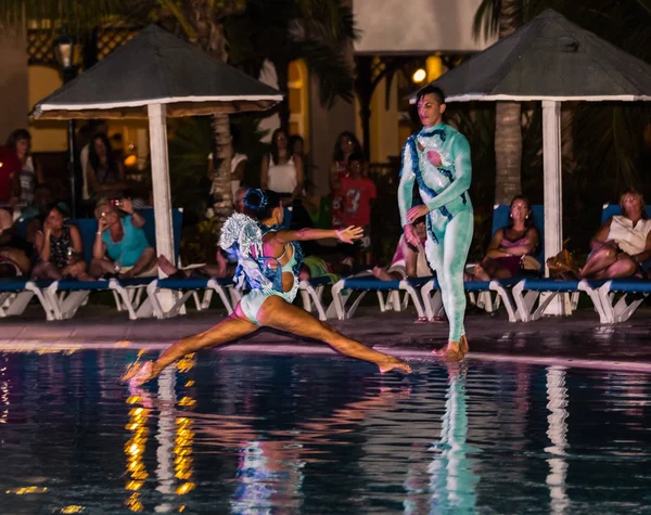 Geweldige prestaties van hotel animatieteam op nacht water show — Stockfoto