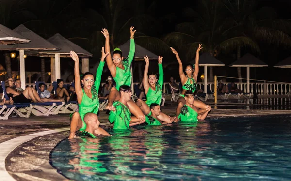 Καταπληκτική απόδοση από την ομάδα ψυχαγωγίας του ξενοδοχείου στο νερό δείχνουν νύχτα — Φωτογραφία Αρχείου