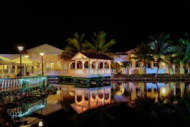  Anılar Caribe otel gerekçesiyle görünümünü davet akşam anda suya yansıyan çeşitli sıcak ışıklar ile ışıklı 