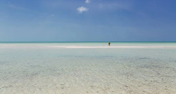 Fantastisk utsikt över kubanska Cayo Coco island vild strand med turkos, lugna havet och personen går långt mot horisontlinjen solig härlig dag — Stockfoto