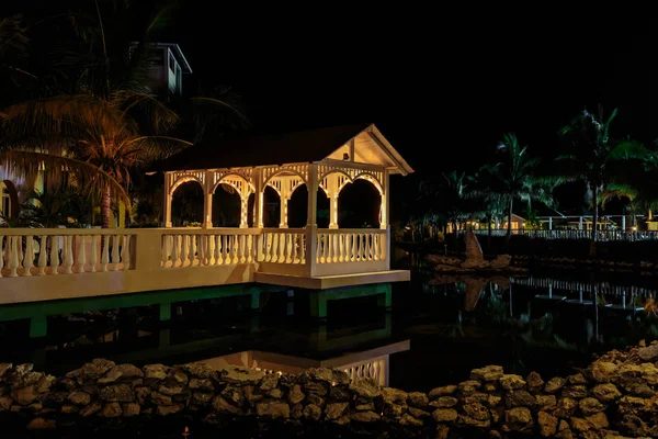 Vista sui giardini dell'hotel Memories Caribe con gazebo accogliente illuminato con varie luci calde durante l'ora di sera — Foto Stock