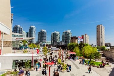 birçok kişi yürüyüş rahatlatıcı ve kasaba bölgeyi güneşli günde eğleniyor Toronto görünümünü 