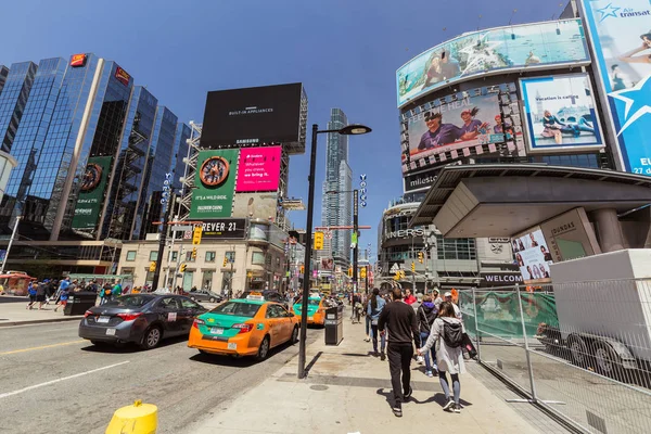 Çeşitli modern binalar ve arka planda yürüyen insanlar ile şehir Toronto genç sokak görünümü davet — Stok fotoğraf