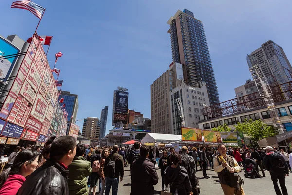 Güzel görünüm aşağı şehir Toronto dundas Meydanı ile çeşitli modern binalar ve yürüyüş ve onların zaman zevk insanlar genç Caddesi üzerinde — Stok fotoğraf