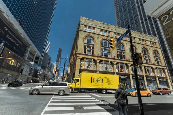 Gorgeous wide open view of Toronto young street with fragment of old and modern buildings, walking people and various trucks in background — Stock Photo, Image