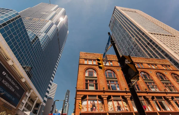 Příjemný pohled staré moderní a stylové architektonických staveb v Torontu oblast města na slunečný den — Stock fotografie