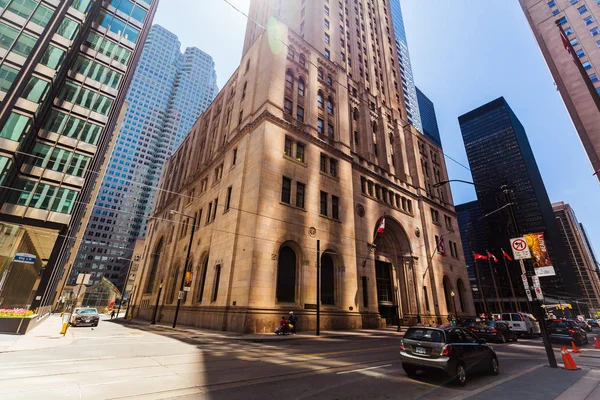 Dominanta starých moderní a stylové architektonických staveb v Torontu oblast města na slunečný den — Stock fotografie