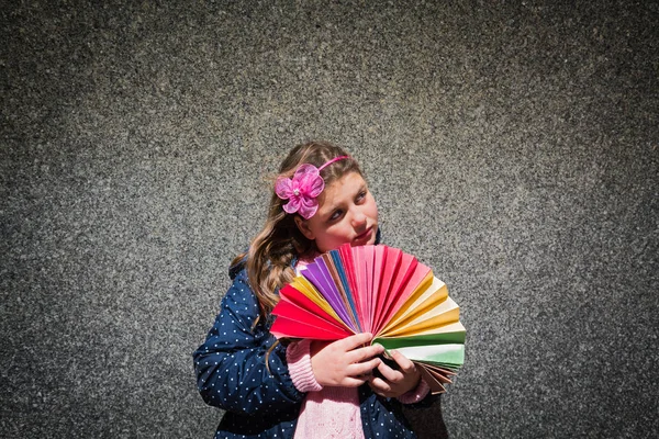 Increíble retrato de encantadora niña seria reflexiva contra fondo de pared de mármol —  Fotos de Stock