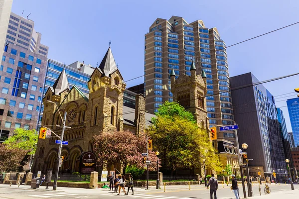 Güzel manzarasına eski vintage Saint Andrew kilise ve modern şık mimari binaların Toronto şehir alanı — Stok fotoğraf