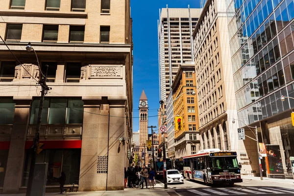 Inviting view of old retro and modern stylish architectural buildings in Toronto down town area on sunny day — Stock Photo, Image