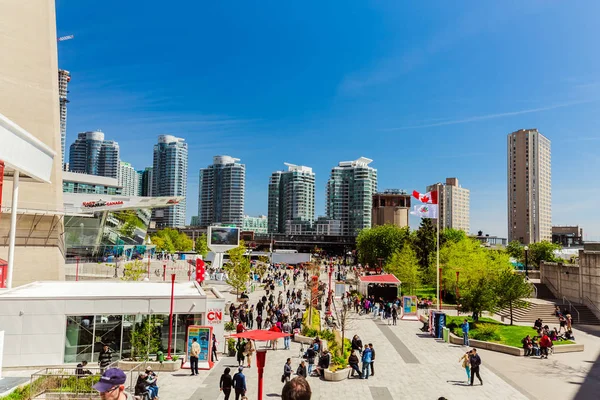 Vista de muitas pessoas andando relaxante e se divertindo em Toronto área da cidade no dia ensolarado — Fotografia de Stock
