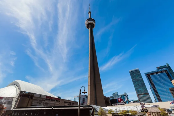 Vacker utsikt över moderna eleganta arkitektoniska byggnader, Cn tower och skydome bakgrund i Toronto ner stan på solig vårdag — Stockfoto