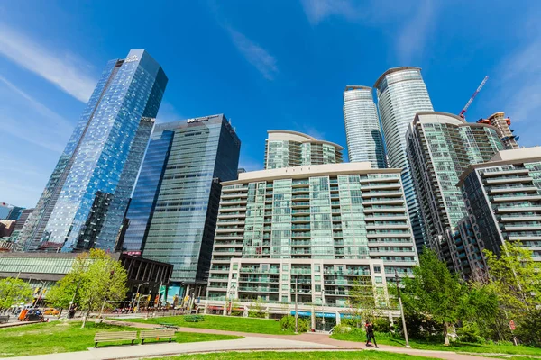 Wunderschöne Aussicht auf verschiedene Eigentumswohnungen und Büros stilvolle moderne Gebäude vor blauem Himmel Hintergrund an sonnigen Tag — Stockfoto