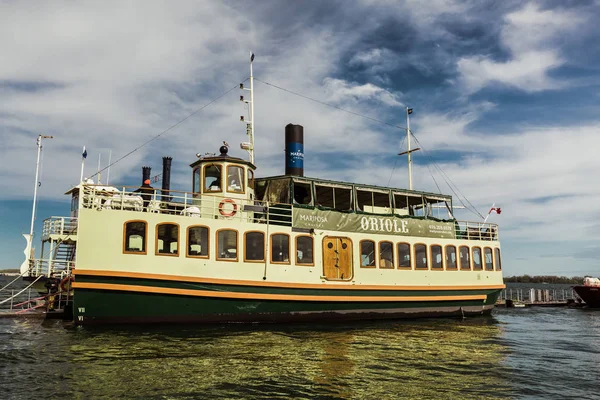 Hermosa vista del viejo barco de crucero a vapor retro vintage llegó a recoger a sus pasajeros para un paseo en el lago Ontario en el día soleado —  Fotos de Stock