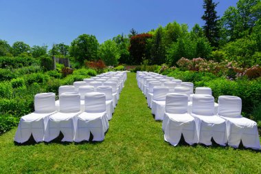 Botanik Bahçesi düğün töreni olay için hazırlanmış beyaz süslü sandalyeler görünümünü şaşırtıcı