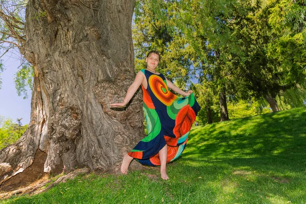 Bastante elegante niña disfrutando de su tiempo libre en el jardín, en el soleado día de primavera — Foto de Stock