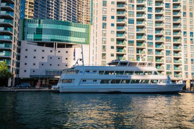 davetkar görünümü cruise gemi, ayakta ve konut apartman binaları karşı Toronto waterfront koyunda kendi yolcu bekleyen tekne