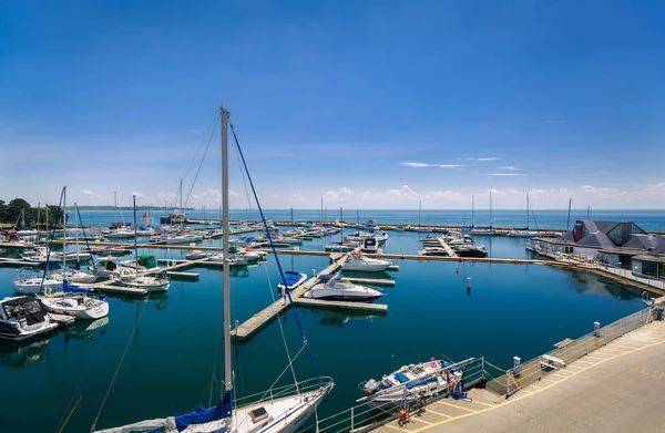 Gran vista de varios yates clásicos y barcos de pie en el lago Ontario lugar parque bahía en soleado día de verano —  Fotos de Stock