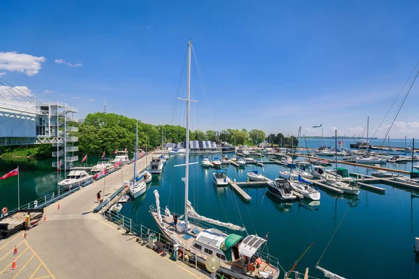 Syn på olika klassiska yachter och båtar står i parken lake Ontario place bay på solig sommardag — Stockfoto