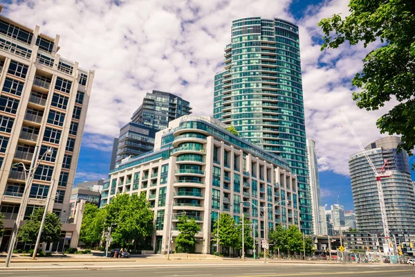 Erstaunliche, einladende Aussicht auf toronto Stadtgebiet mit modernen stilvollen Wohneigentumswohnungen Gebäude, Autos und Menschen zu Fuß im Hintergrund — Stockfoto