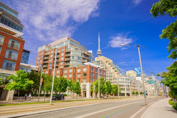 Bela vista de Toronto área da cidade com modernos edifícios elegantes, carros e pessoas andando na rua — Fotografia de Stock