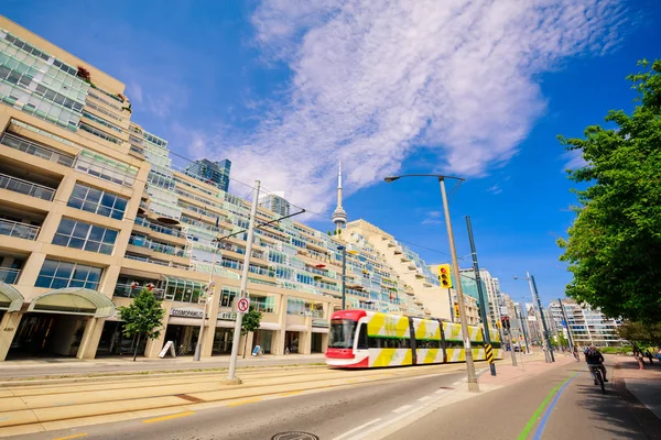 Grande vista de Toronto área baixa da cidade com modernos edifícios elegantes, carros e pessoas andando na rua — Fotografia de Stock