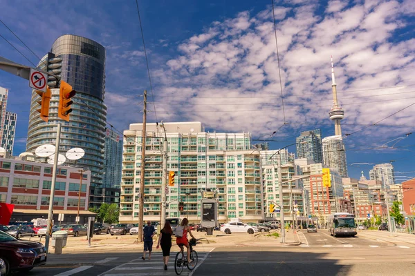 Convidativa vista de Toronto área baixa da cidade com modernos edifícios elegantes, carros de ônibus e pessoas andando pelas ruas — Fotografia de Stock