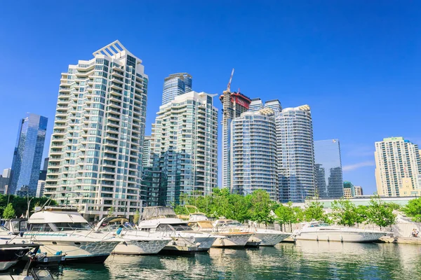 Luxo convidativo vista de Toronto para baixo área da cidade condomínio residencial edifícios elegantes com vários iates e barcos estacionados na baía frente ao mar — Fotografia de Stock