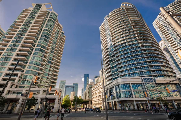 Luxe uitnodigende uitzicht van Toronto stad gebied residentiële condo stijlvolle gebouwen tegen de diepblauwe hemelachtergrond — Stockfoto