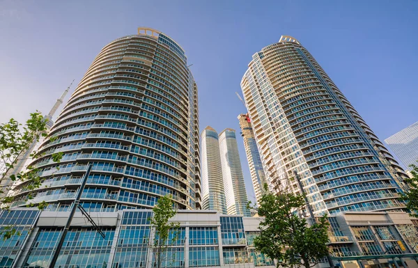 Luxe uitnodigende uitzicht van Toronto stad gebied residentiële condo stijlvolle gebouwen en cn-toren aan de kant — Stockfoto