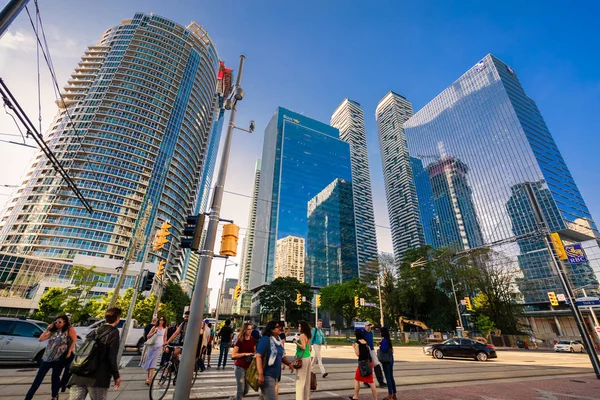 Convidativa vista de Toronto área baixa da cidade com modernos edifícios elegantes, carros e pessoas caminhando através da rua — Fotografia de Stock