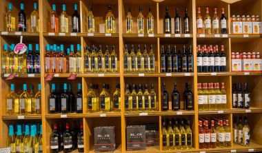 çeşitli şarap closeup görünümünü ahşap raf'ın iç şarap Store 