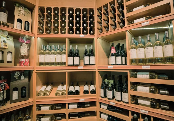 市街地をトロントで居心地の良いワイン ストア内の木製の棚の様々 なワインのクローズ アップ ビュー — ストック写真
