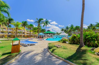  otel gerekçesiyle, tropikal Bahçe ve çeşitli havuz rahatlatıcı ve arka planda Yüzme insanlarla davetkar görünümü 