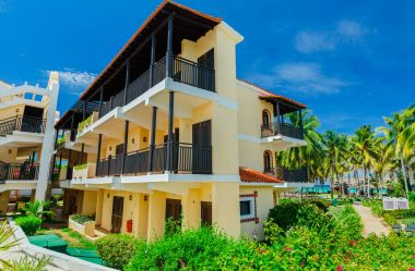 retro şık mimarisi ile resort zemin, tropikal Bahçe plaja yakın binalarda doğal manzaralı 