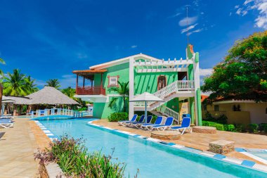 Koloni otel gerekçesiyle, güzel davet Yüzme Havuzu ve retro şık binaların şaşırtıcı görünümünü güneşli