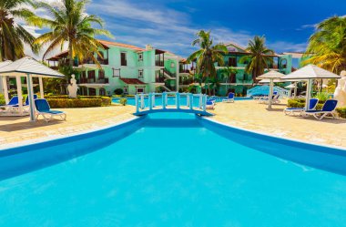 Yüzme Havuzu ve retro şık binaların sömürge otel gerekçesiyle, güzel görünümünü davet 