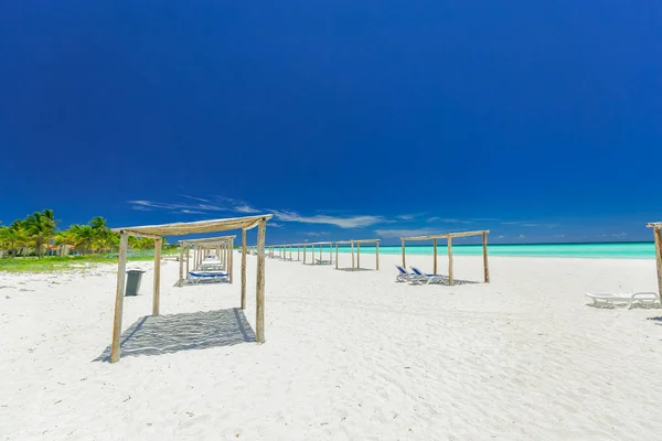 Wspaniały widok szeroko otwarte biały piasek plaża przytulny kubański Cayo Coco Island na słoneczny dzień wspaniały — Zdjęcie stockowe