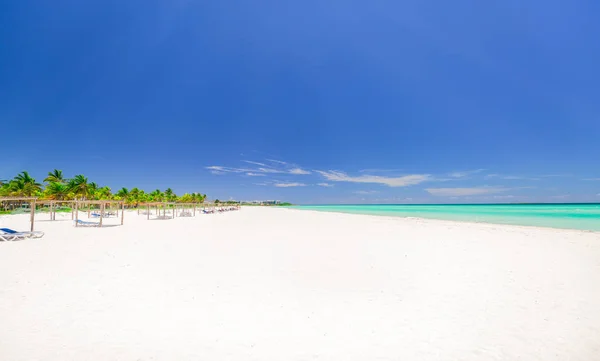 Természeti táj egy fehér homokos trópusi palm Beach és a háttérben az emberek nyugodt türkizkék óceánra nézet — Stock Fotó