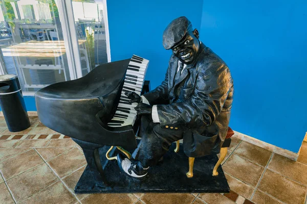 Natchnione muzyk czarnych mężczyzn rzeźby, gra na fortepianie — Zdjęcie stockowe