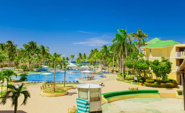 Vue invitante sur le parc de l'hôtel, jardin tropical et diverses piscines avec des gens se détendre et profiter de leur temps — Photo