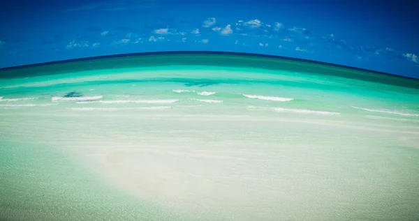 Потрясающий великолепный абстрактный удивительный вид на тропический пляж с поднимающимся океаном и темно-синий фон неба в солнечный прекрасный день — стоковое фото