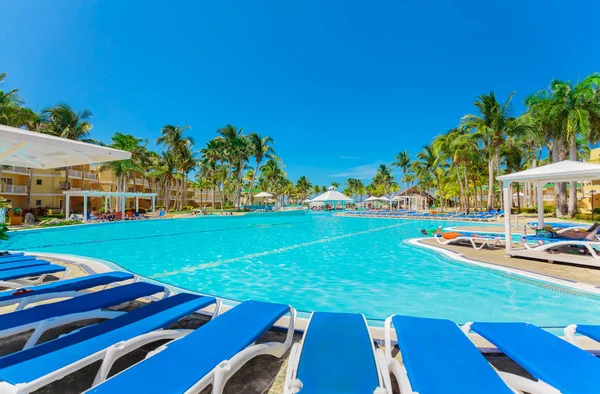 Grand paysage invitant vue sur le terrain de l'hôtel, jardin tropical et diverses piscines avec des gens se détendre et nager en arrière-plan — Photo