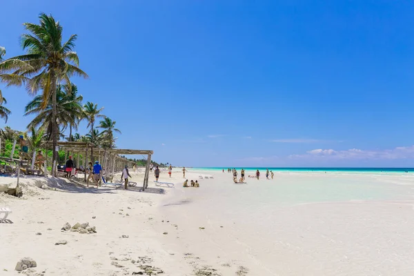 Καταπληκτική θέα προσκαλώντας της Κούβας τροπική παραλία και τον ωκεανό με τους ανθρώπους, χαλάρωση, κολύμπι στο παρασκήνιο — Φωτογραφία Αρχείου