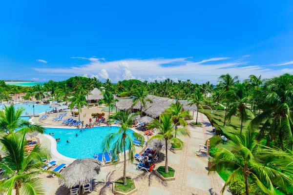 davetkar görünümü insanlar yüzme havuzunda rahatlatıcı ve otel gerekçesiyle büyüleyici ve onların zaman zevk 