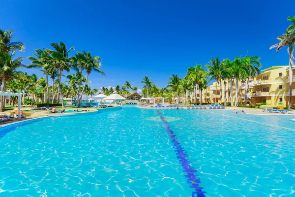 Hermosa vista atractiva de los jardines del hotel y la gente que se relaja en la piscina y disfrutar de su tiempo — Foto de Stock