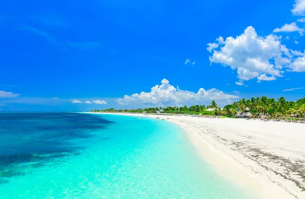 Vedere uimitoare la o plajă tropicală cu nisip alb și un ocean turcoaz liniștit pe insula Cayo Coco, Cuba — Fotografie, imagine de stoc