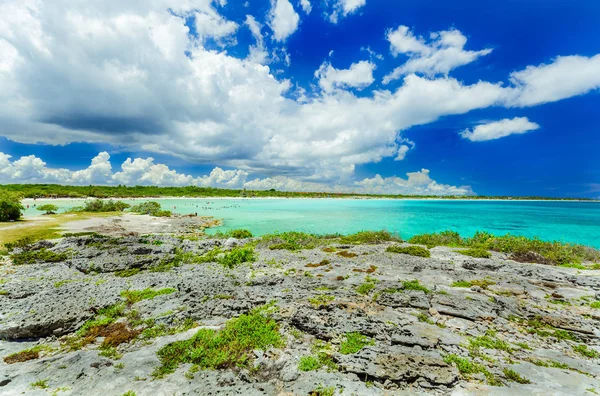 Mooie geweldige uitzicht vanaf een klif op rustige turquoise zee en het strand tegen blauwe hemel magische achtergrond — Stockfoto